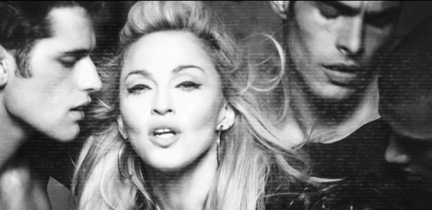 Cena de "Girl Gone Wild", clipe em que Madonna contracena com os tops Sean O'Pry, Jon Kortajarena, Rob Evans e Simon Nessman
