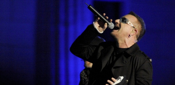 Bono, vocalista do U2, durante show gratuito da banda em Berlim, na Alemanha (05/11/2009)