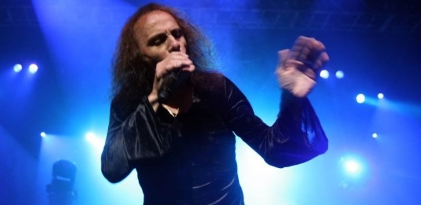 Ronnie James Dio canta durante apresentação do Heaven & Hell em São Paulo (15/05/2009)