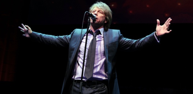 Jon Bon Jovi durante show no 4º ano do evento  de gala DKMS (Linked Against Leukemia), em Nova York (29/04/2010)