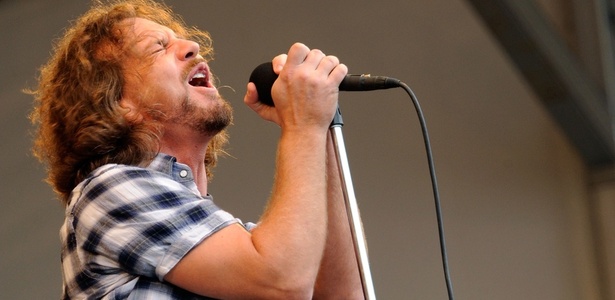 Eddie Vedder durante show do Pearl Jam no 40º New Orleans Jazz & Heritage Festival, em Lousiana (01/05/2010)