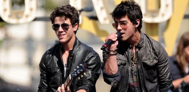 Nick Jonas e Joe Jonas cantam durante a apresentação que lança a temporada de shows de verão da banda Jonas Brothers, em Los Angeles