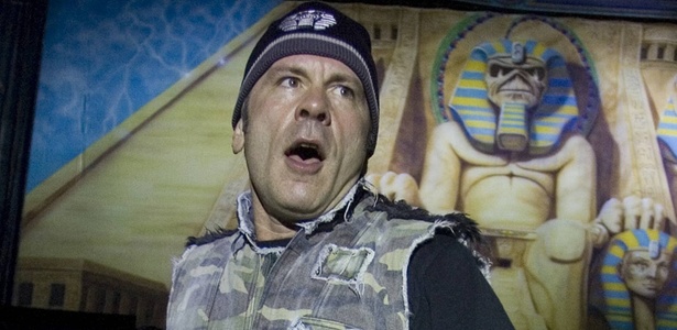 O cantor Bruce Dickinson em show do Iron Maiden em São Paulo (15/03/2009)