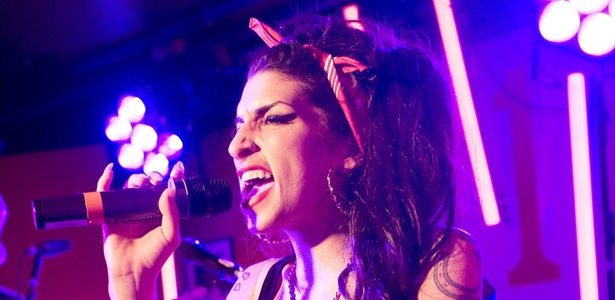 A cantora Amy Winehouse durante aparição surpresa no show de Mark Ronson no 100 Club em Londres, na Inglaterra (06/07/2010)