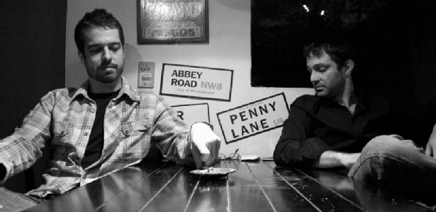 A dupla Martin e Eduardo, músicos que tocam na banda de Pitty