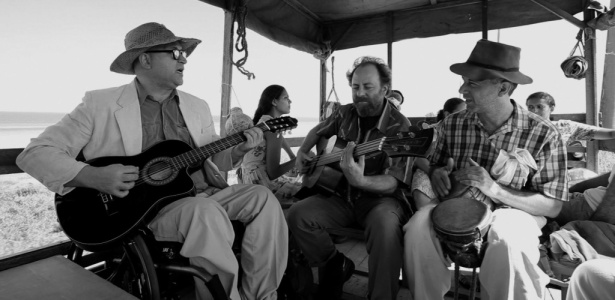Cena do clipe de Mormaço que tem a participação de Zé Ramalho