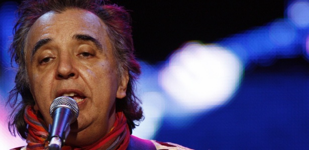 Sérgio Dias canta durante apresentação dos Mutantes no primeiro dia do Festival SWU, em Itu (09/10/2010)