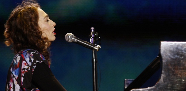 A cantora e pianista Regina Spektor faz show no segundo dia do festival SWU, em Itu (10/10/2010)