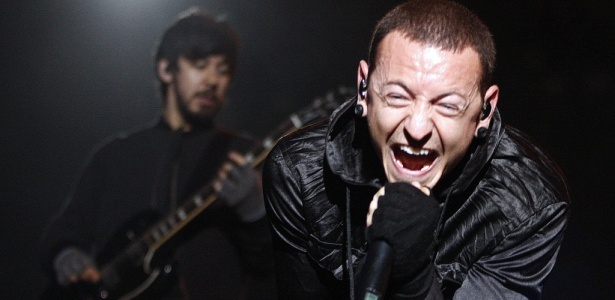 Chester Bennington em show do Linkin Park no Festival SWU (11/10/2010)