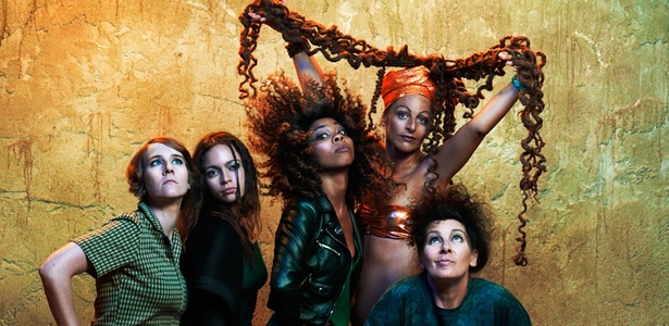 Banda britânica Slits em imagem de divulgação de 2009; Ari Up é a segunda da direita para a esquerda