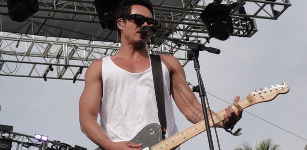 Dougy Mandagi durante show do The Temper Trap no Coachella Festival em Índio, Califórnia (17/04/2010)