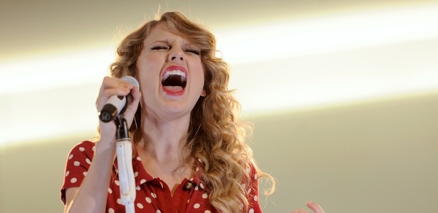 Taylor Swift faz show no aeroporto JFK, em Nova York (27/10/2010)