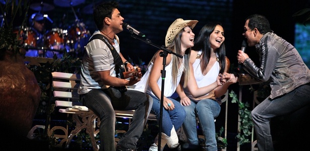 Zezé di Camargo e Luciano cantam com fãs no palco na estreia do show Simplesmente Canções, em São Paulo (04/11/2010)