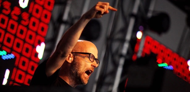 Moby vibra durante seu set no Ultra Music Festival, em São Paulo (06/11/2010)