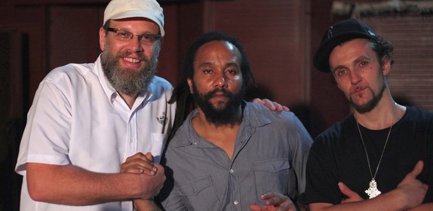 o-produtor-bid-com-o-musico-jamaicano-ky-mani-marley-e-dj-gusta-durante-gravacoes-do-bambas-dois-na-jamaica-1289305673910_615x300.jpg