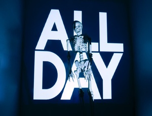 Capa do disco All Day, do projeto norte-americano Girl Talk