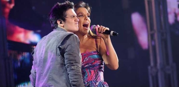 Luan Santana recebe a cantora Ivete Sangalo no show de gravação do 2º DVD de sua carreira, no Rio de Janeiro (11/12/2010)