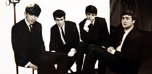 George Harrison, Pete Best, Paul McCartney e John Lennon em cartão com fotografia dos Beatles no início de carreira