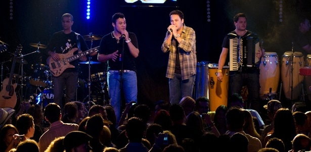 A dupla João Bosco & Vinícius durante apresentação em Madri, na Espanha (10/02/2011)