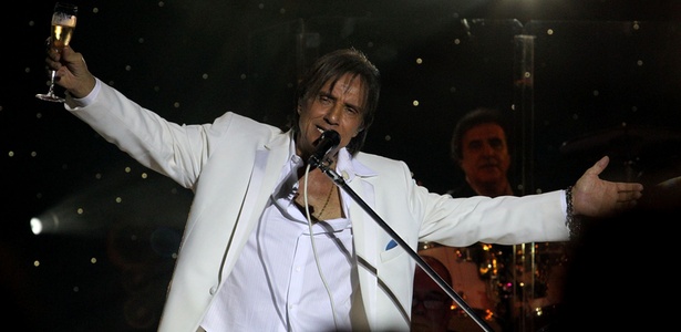 Júlio César Guimarães/UOL Roberto Carlos canta durante apresentação no navio Costa Serena (14/02/2011)