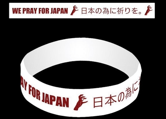 Pulseira com os dizeres nós oramos pelo Japão criada pela cantora Lady Gaga