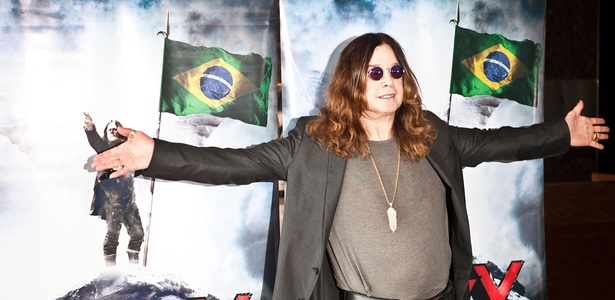 Ozzy Osbourne posa para fotos antes de entrevista coletiva em São Paulo (1º/04/2011)