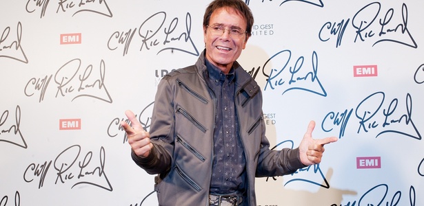 O cantor Cliff Richard se encontrou voluntariamente com os oficiais da polícia de South Yorkshire