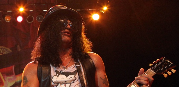 Slash toca guitarra durante show no Vivo Rio, no Rio de Janeiro (06/04/2011)