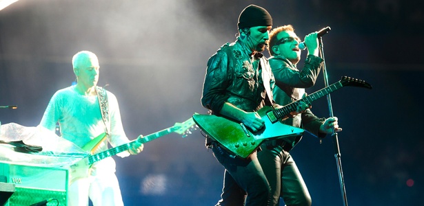 Adam Clayton (esq), The Edge e Bono no primeiro dos três shows que o U2 faz em São Paulo para mostrar a turnê 360º (09/04/2011)