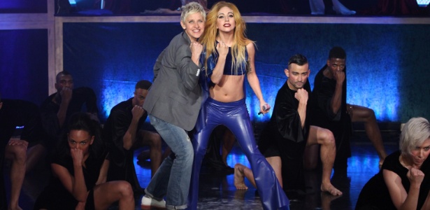 Lady Gaga e a apresentadora Ellen DeGeneres durante apresentação da cantora no programa The Ellen DeGeneres Show (28/04/2011)