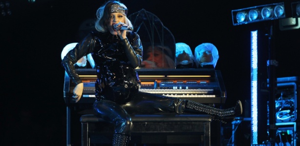 Lady Gaga aparece com barriga de grávida em show da Radio 1 em Carlisle, na Inglaterra (15/05/2011)