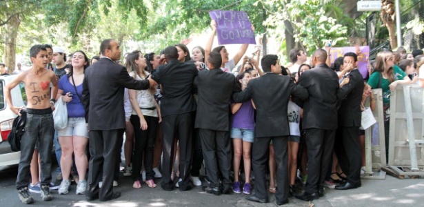 Fãs se aglomeram na porta de hotal para ver Justin Bieber em São Paulo (7/10/2011)