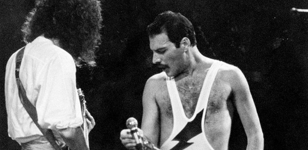 O vocalista Freddie Mercury durante show do Queen no estádio do Morumbi, em São Paulo, em 1981