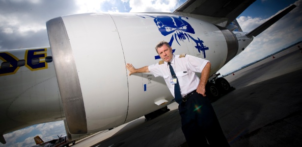 O vocalista do Iron Maiden, Bruce Dickinson, em frente ao Boeing 757 da banda, o Ed Force One