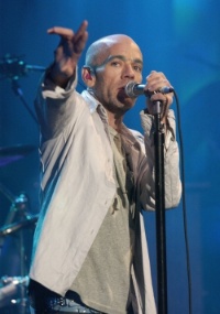 Michael Stipe, vocalista da banda R.E.M. em show da banda