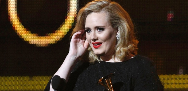 Adele recebe prêmio no Grammy 2012, no Staples Center, em Los Angeles (02/12/2012)