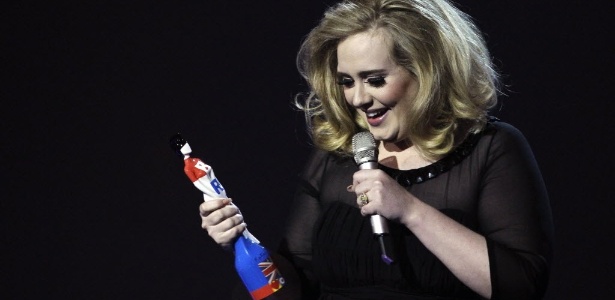 Adele recebe troféu de melhor artista britânica feminina solo no Brit Awards (21/2/2012)