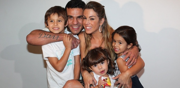 Vitor Belfort e Joana Prado com os três filhos do casal: Davi, Victoria e Kyara - Manuela Scarpa/Photo Rio News