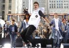 Justin Bieber se apresenta nas ruas de Nova York, nesta sexta-feira (15)
