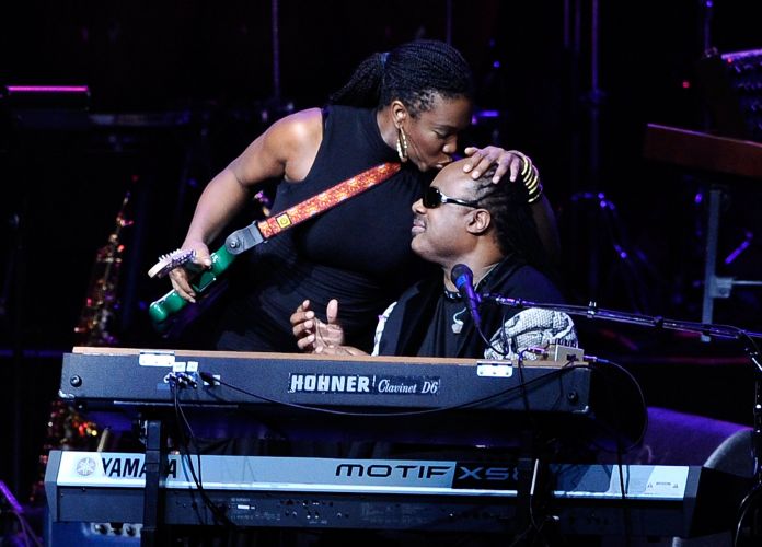 Stevie Wonder Faz Seu Concerto Beneficente Anual Nos Eua Stevie Wonder Faz Seu Concerto Beneficente Anual Nos Eua