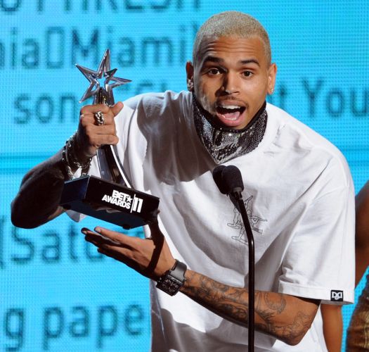 Cantor Chris Brown ganha prêmio de melhor artista masculino no palco do BET Awards 2011 realizado no auditório Shrine, em Los Angeles (26/6/11)