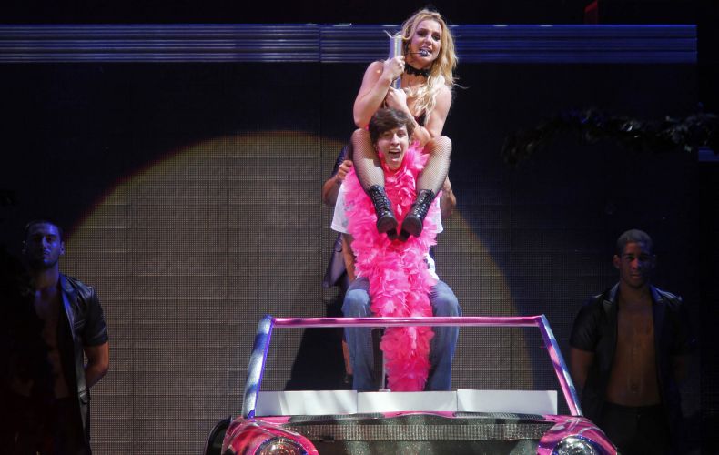 Britney Spears dança com fã no palco da Praça da Apoteose no Rio de Janeiro (15/11/11/)