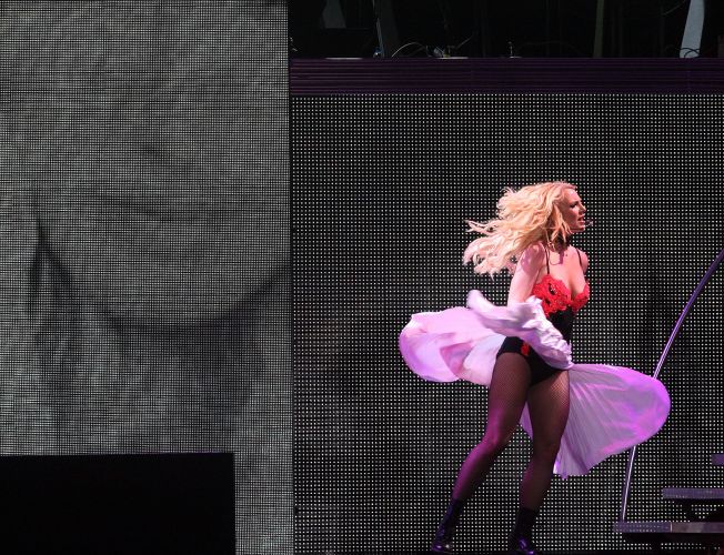 Apesar de uma produção bem feita, com direito a vídeos, carro, barca, fogos, elevador, belos bailarinos, boas performances da equipe e figurinos caprichados, Britney Spears pouco falou com os fãs, não abusou das coreografias, fez uso do playback e se mostrou uma pessoa insegura, andando de um lado para outro no palco (18/11/11)