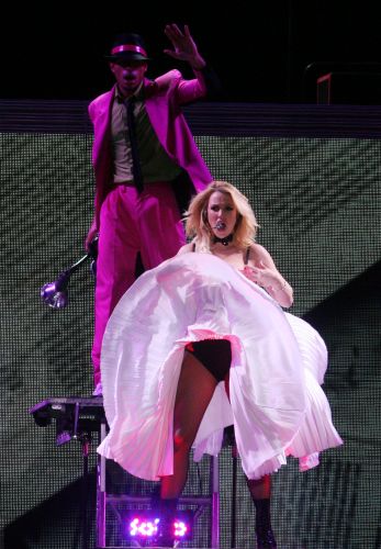 Britney Spears subiu ao palco -- de dois andares -- da Arena Anhembi, em São Paulo, pontualmente às 22h, para apresentar a turnê 