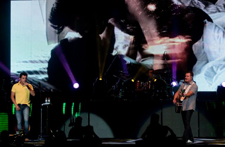 Durante show de Bruno & Marrone, uma da novidades foi a exibição de vídeos em um imenso telão no fundo do palco, no Citibank Hall, Rio de Janeiro (28/01/2011)