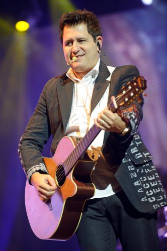 Marrone durante show no Via Funchal, em São Paulo (21/6/11)