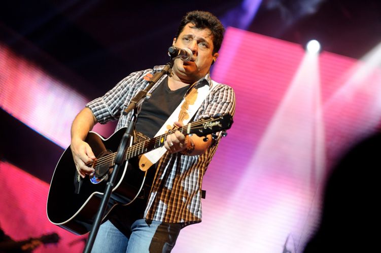 Bruno solta a voz durante show em São Paulo (21/6/11)