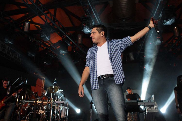 Após o acidente que Marrone sofreu de helicóptero, na segunda-feira (2), Bruno manteve a agenda de shows sem o parceiro. Nesta quinta-feira (5), o cantor se apresentou no Villa Country, em São Paulo (05/05/2011)