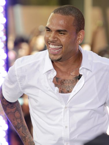 Chris Brown se apresenta no programa 