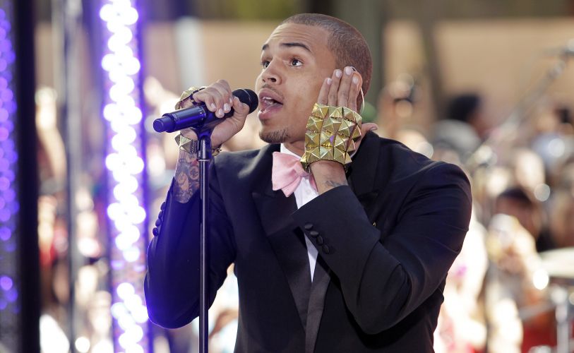 Chris Brown se apresenta no programa 